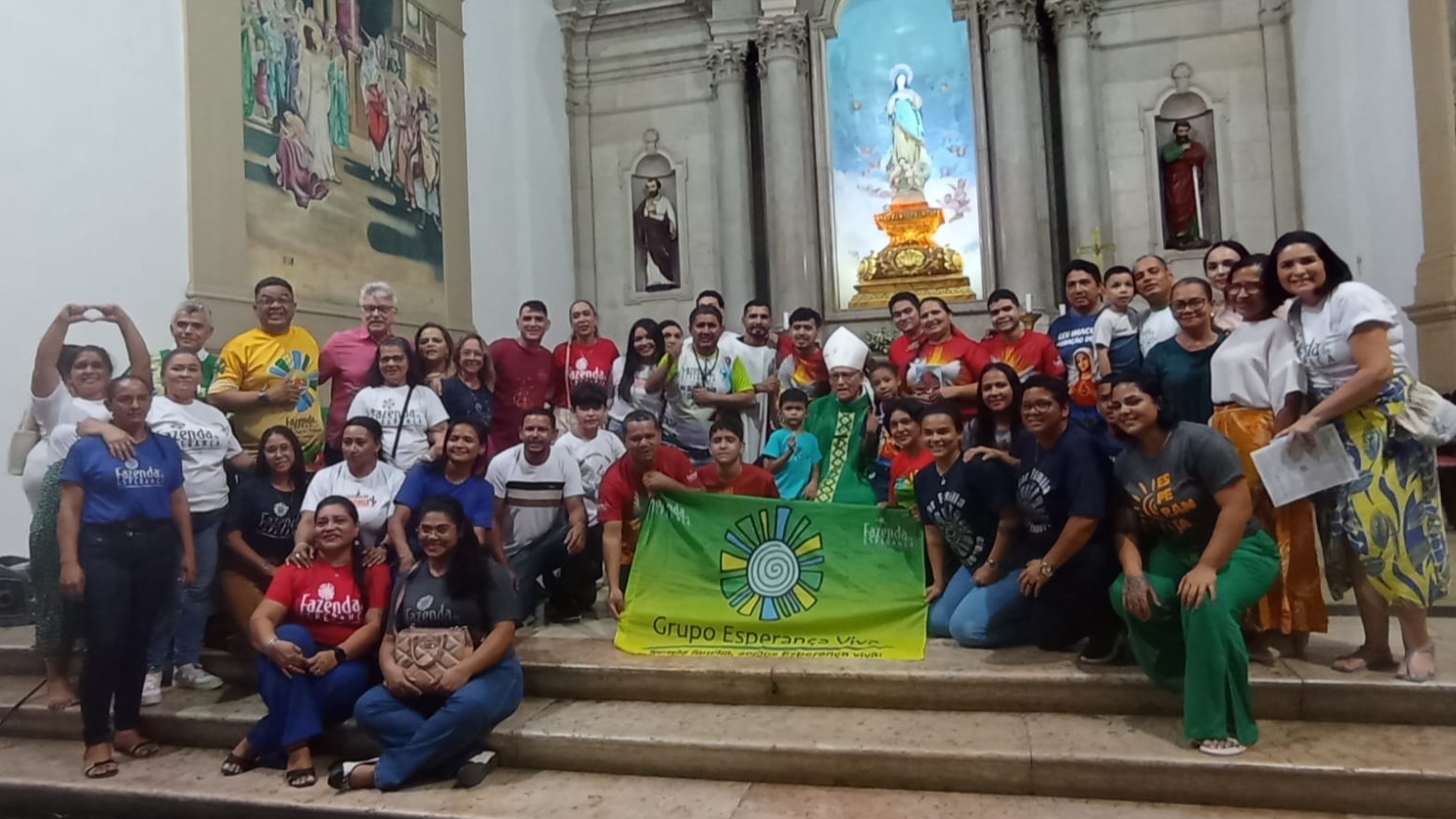 Dom Mário com voluntários da Fazenda da Esperança