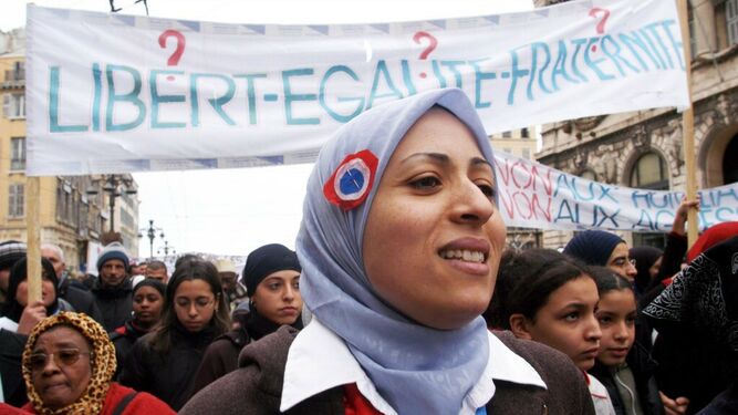 Una musulmana francesa se manifiesta contra la prohibición del hiyab
