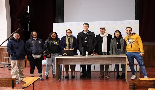 Mons. Pedro Jubinville con los jóvenes