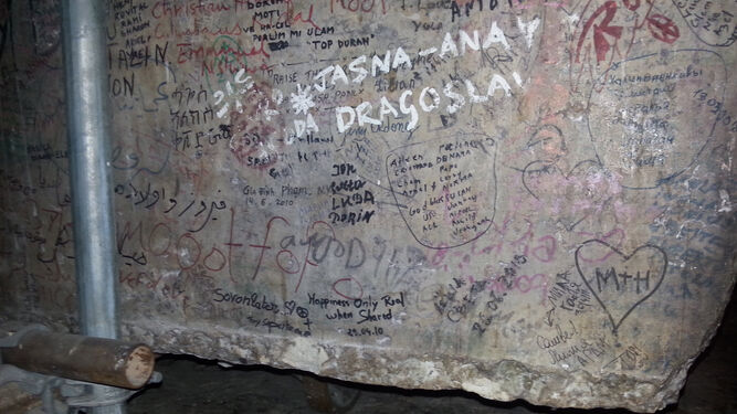 La parte posterior del Altar de los Cruzados llena de grafitis