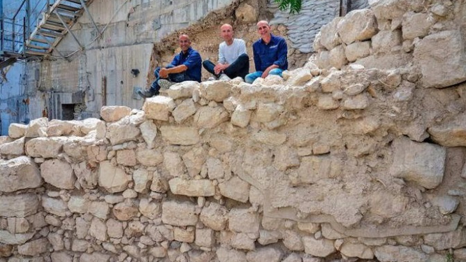 Invstigadores, en el muro de Jerusalén