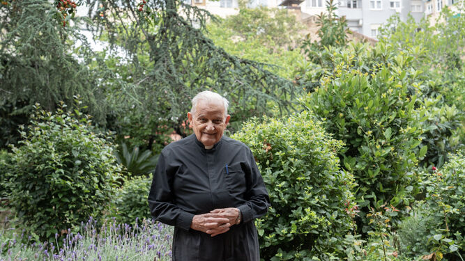 Francesc Nicolau en el jardín de la residencia sacerdotal Sant Josep Oriol, donde reside