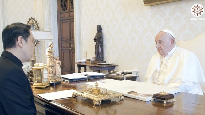 El Papa, durante su entrevista con el padre Chía