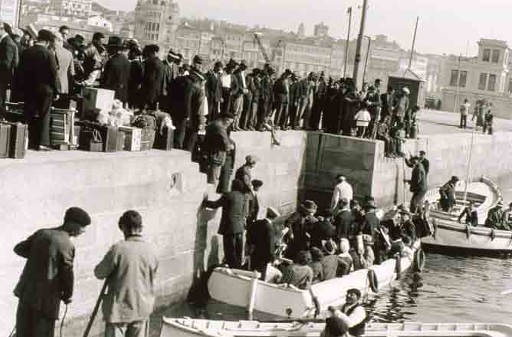 Embarque de emigrantes para un país de América del Sur. Puerto de La Coruña, 1920.