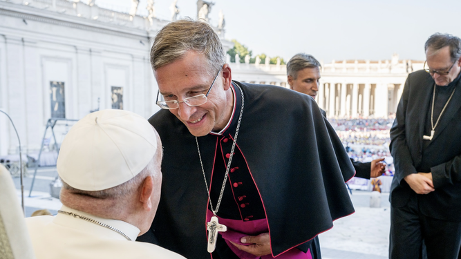 El obispo de Fulda Michael Gerber saluda al papa Francisco