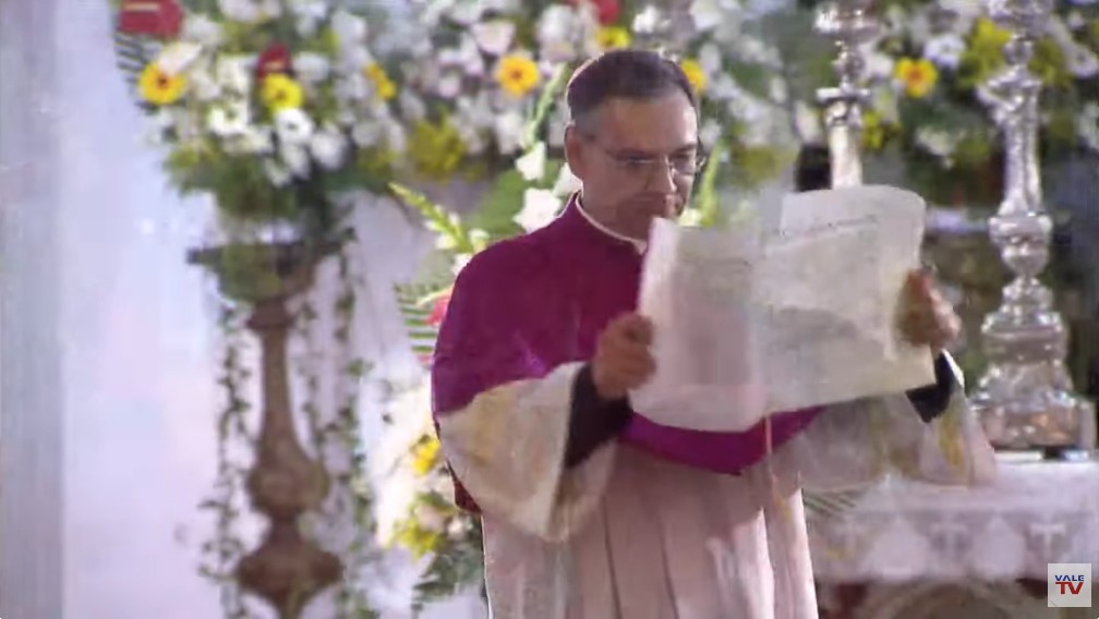 Padre Antonio Abejon muestra las Letras apostolicas