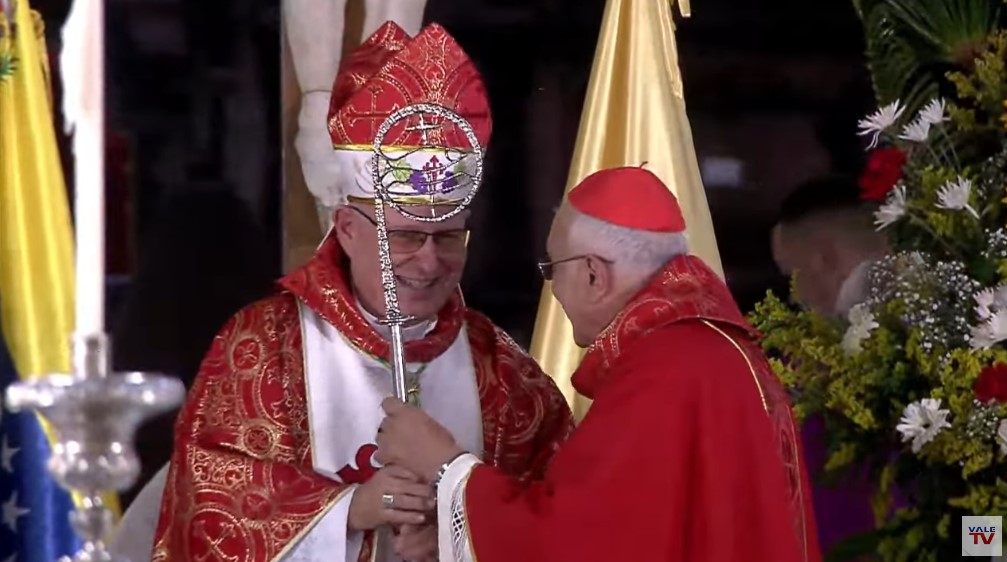 entrega del pastoral al nuevo arzobispo