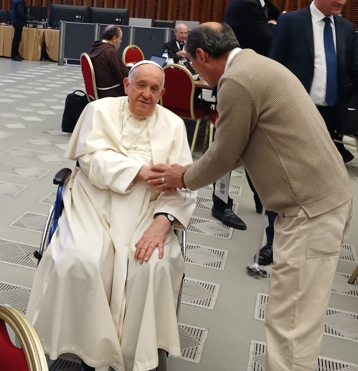 Jesus Briceño saluda a Francisco en el Aula Pablo VI