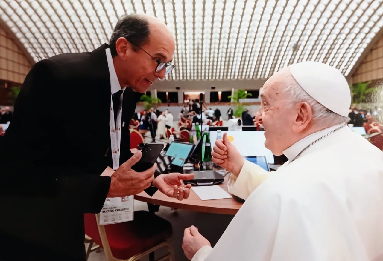 Papa Francisco y Jesus Briceño aula Nervi