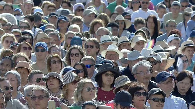 Los fieles escuchan la catequesis del Papa en la audiencia general