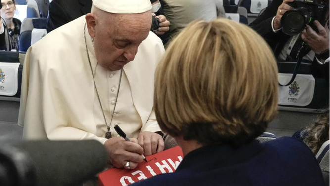 El Papa firmó una camiseta para la familia de Mateo, el niño asesinado en Mocejón