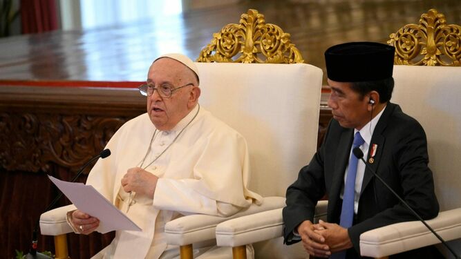 El Papa, con Widodo, presidente saliente de Indonesia