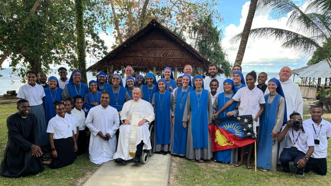 Francisco con los misioneros en Vánimo