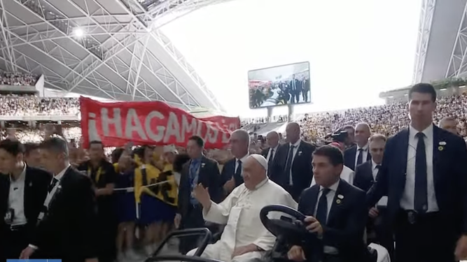 Baño de multitudes del Papa en Singapur