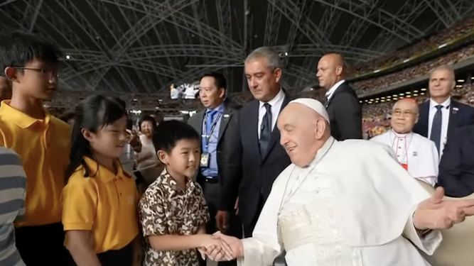 Francisco conversa con varios niños