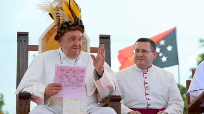 El Papa saluda con el tocado de plumas en la cabeza