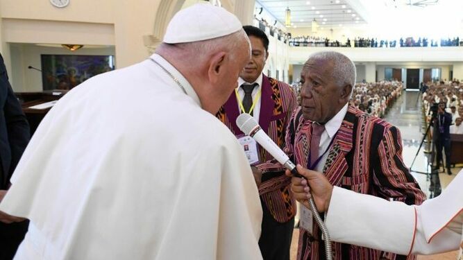 El catequista Florentino saluda al Papa en la catedral de Dili en Timor Oriental