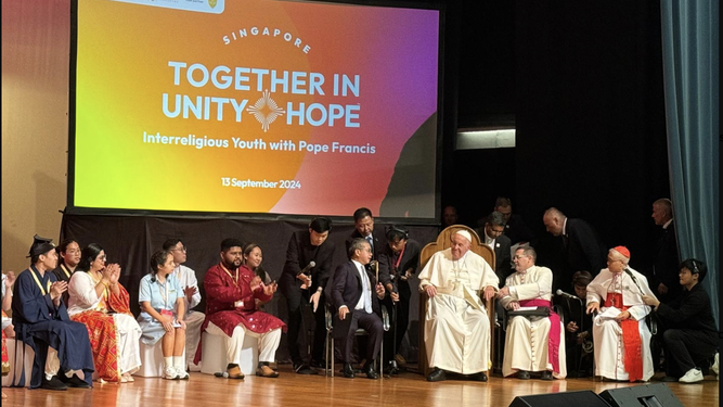 Francisco, con los jóvenes en su último acto en Singapur