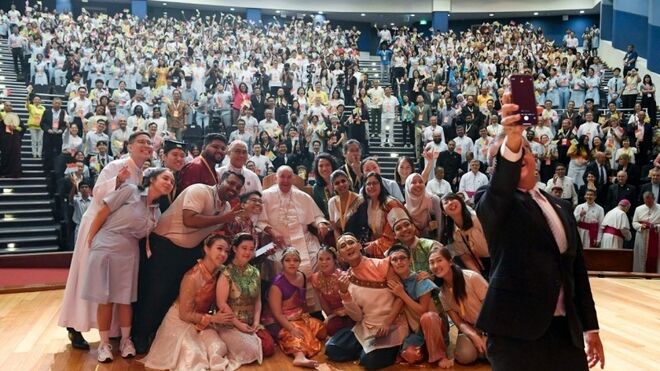 Un 'selfie' de los jóvenes con el Papa Francisco