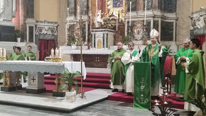 El cardenal Mario Zenari durante la misa en la Parroquia de Santa María de las Gracias en Roma