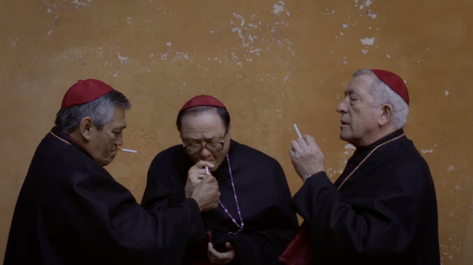 Tres cardenales en una imagen de la película 'Cónclave'