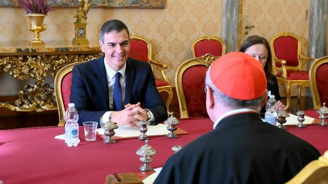 Pedro Sánchez durante su encuentro con Parolin en el Vaticano