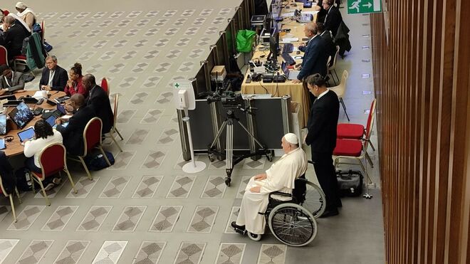 Papa Francisco a la puerta del Aula Sinodal