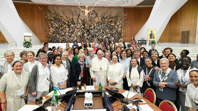 Mujeres-de-la-Asamblea-Sinodal-con-el-Papa-Francisco