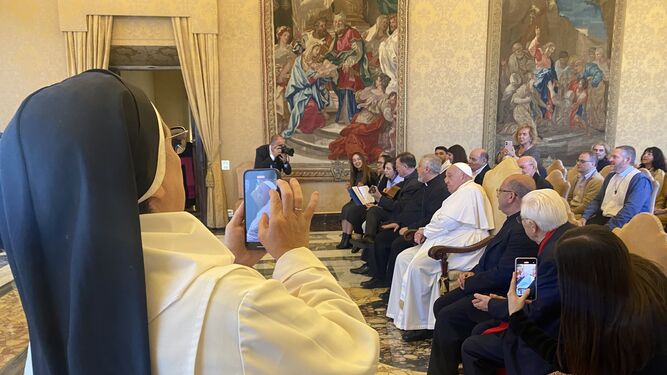 Sor Lucía grabando al Papa