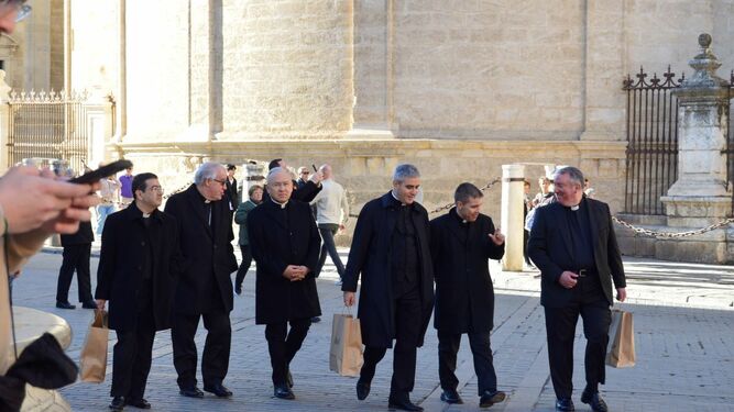 Peña Parra, con Saiz Meneses y otros obispos, por Sevilla