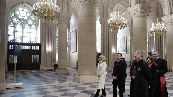 Macron y el arzobispo de París contemplan la restauración de Notre Dame