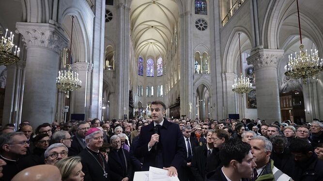 Macron agradece a los operarios el trabajo de restauración de Notre Dame