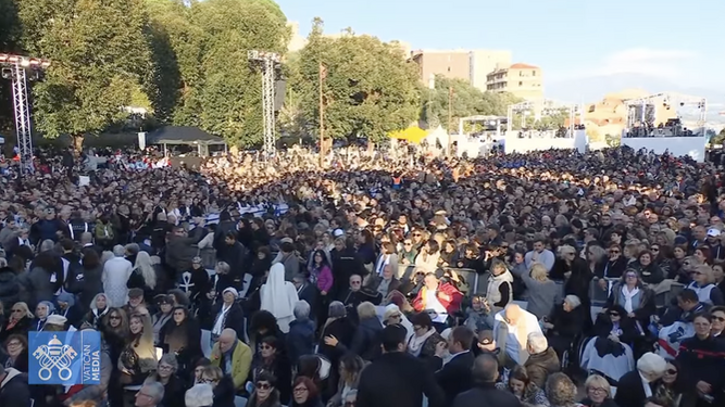 Miles de fieles esperan la misa con el Papa Francisco