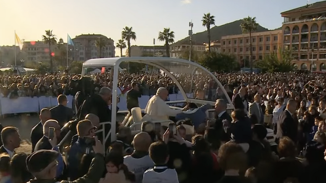 El Papa, a su llegada a la plaza de Austerlitz