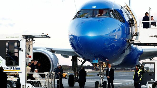 El Papa sube al avión que lo lleva a Córcega