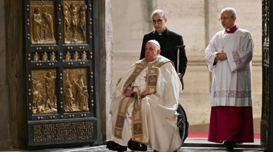 Francisco atraviesa la puerta santa de la Esperanza