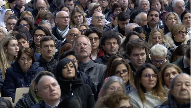 Fieles en la misa de la Epifanía del Señor en la basílica de San Pedro