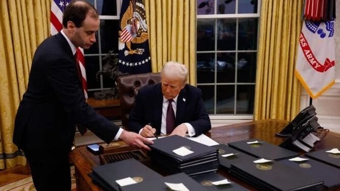 Trump firma los primeros decretos de su segundo mandato en la Casa Blanca