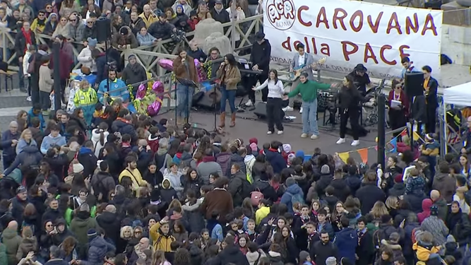 La Caravana de la Paz, de la AC italiana, en la plaza de San Pedro