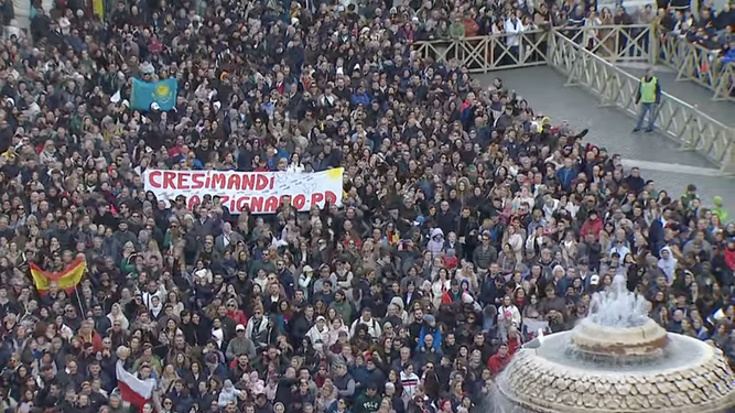 Fieles en San Pedro para el ángelus del Papa