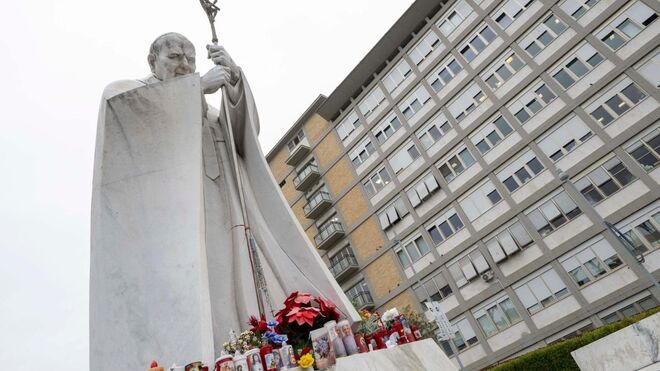 Sigue el tratamiento del Papa en el Gemelli