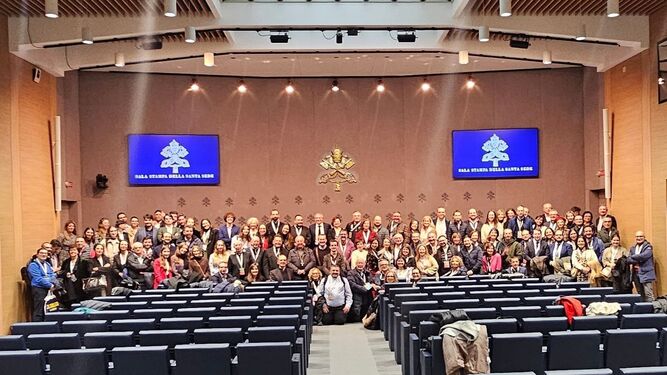 'Foto de familia' de los comunicadores españoles con Bruni