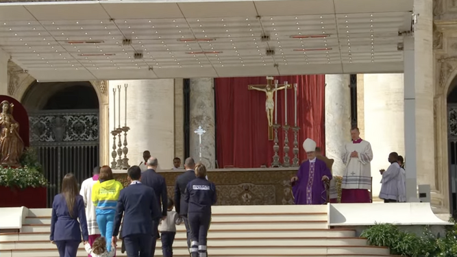 Un grupo de voluntarios presenta las ofrendas en el Jubileo del Voluntariado