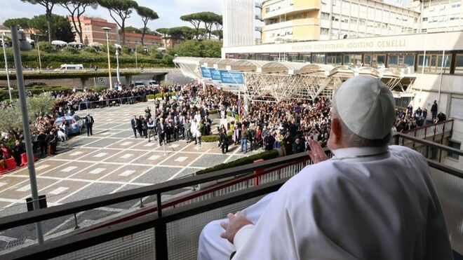 Es un milagro": fiesta en el Gemelli (y en San Pedro) entre los fieles por  el regreso de Francisco al Vaticano