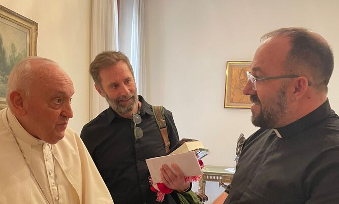 Toño y Juan Carlos Molina, con el Papa