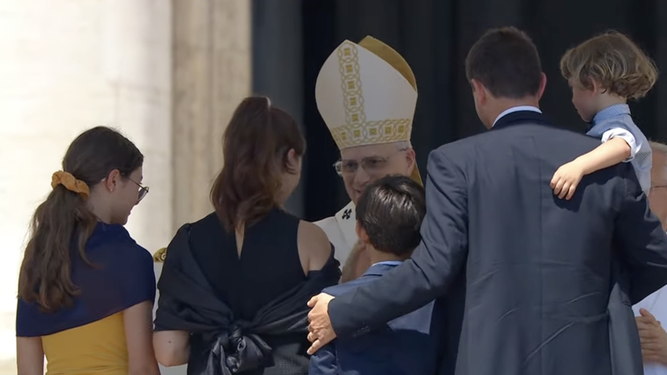 León XIV bendice a una familia