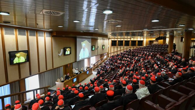 León XIV, en su primer encuentro con los cardenales en el Aula del Sínodo