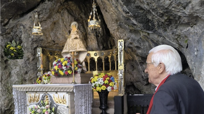 Padre Ángel ante la santina