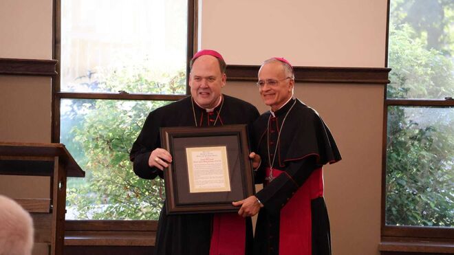 Entrega del premio a Silvio Báez