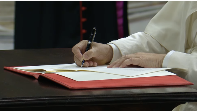 León XIV firma el documento